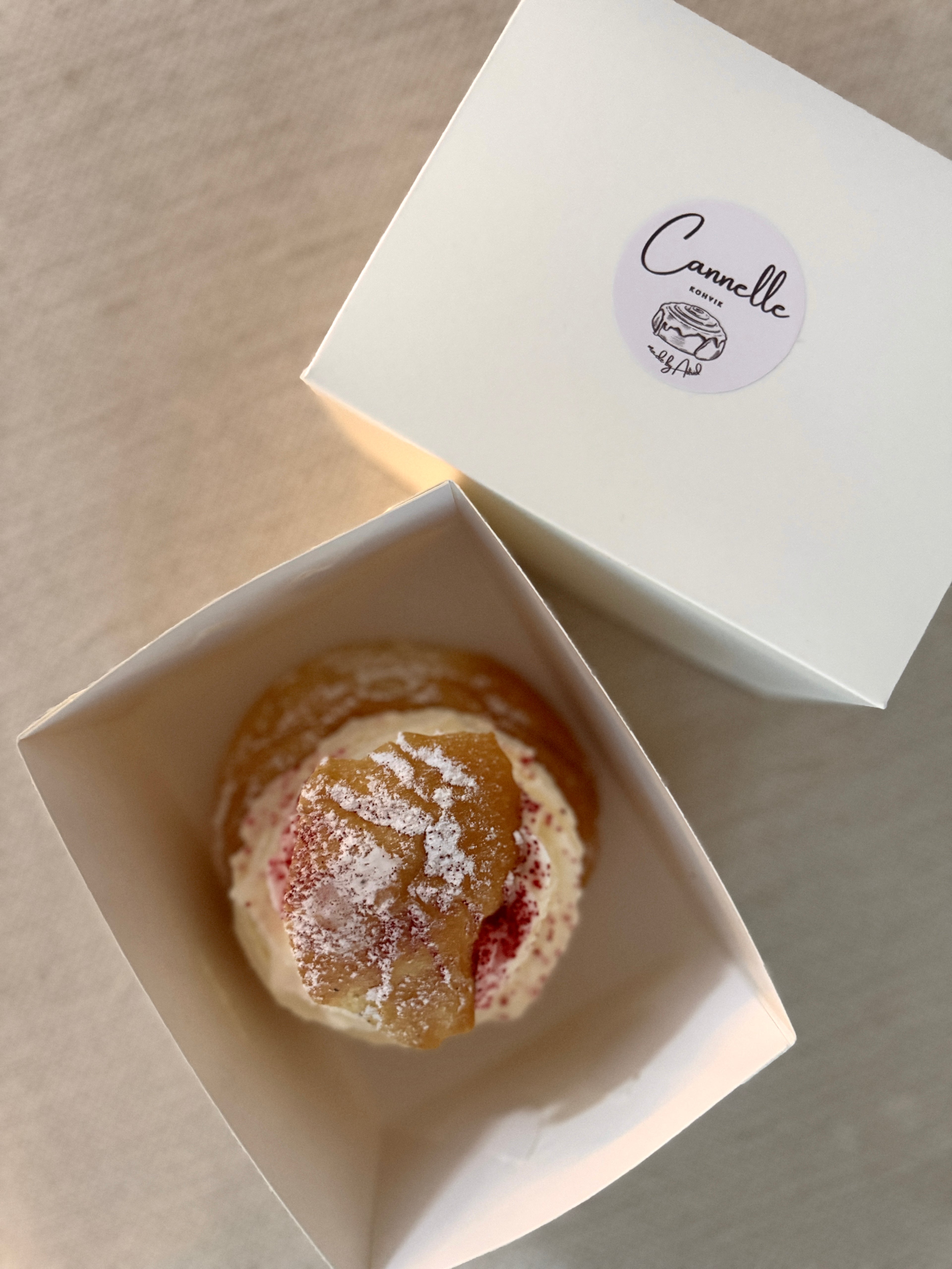 Vastlakukkel kirsimoosiga/vahukoorega