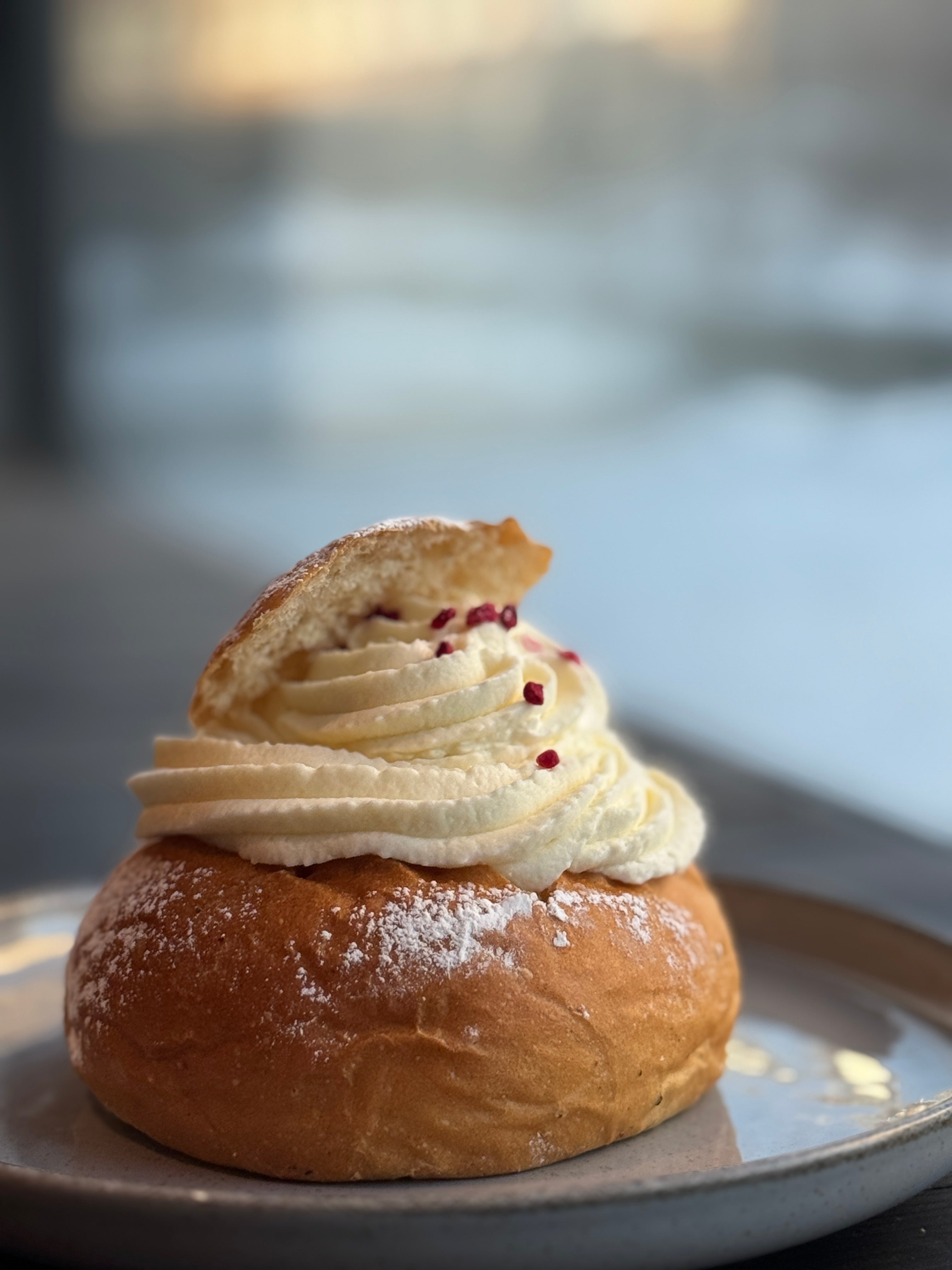 Vastlakukkel kirsimoosiga/vahukoorega