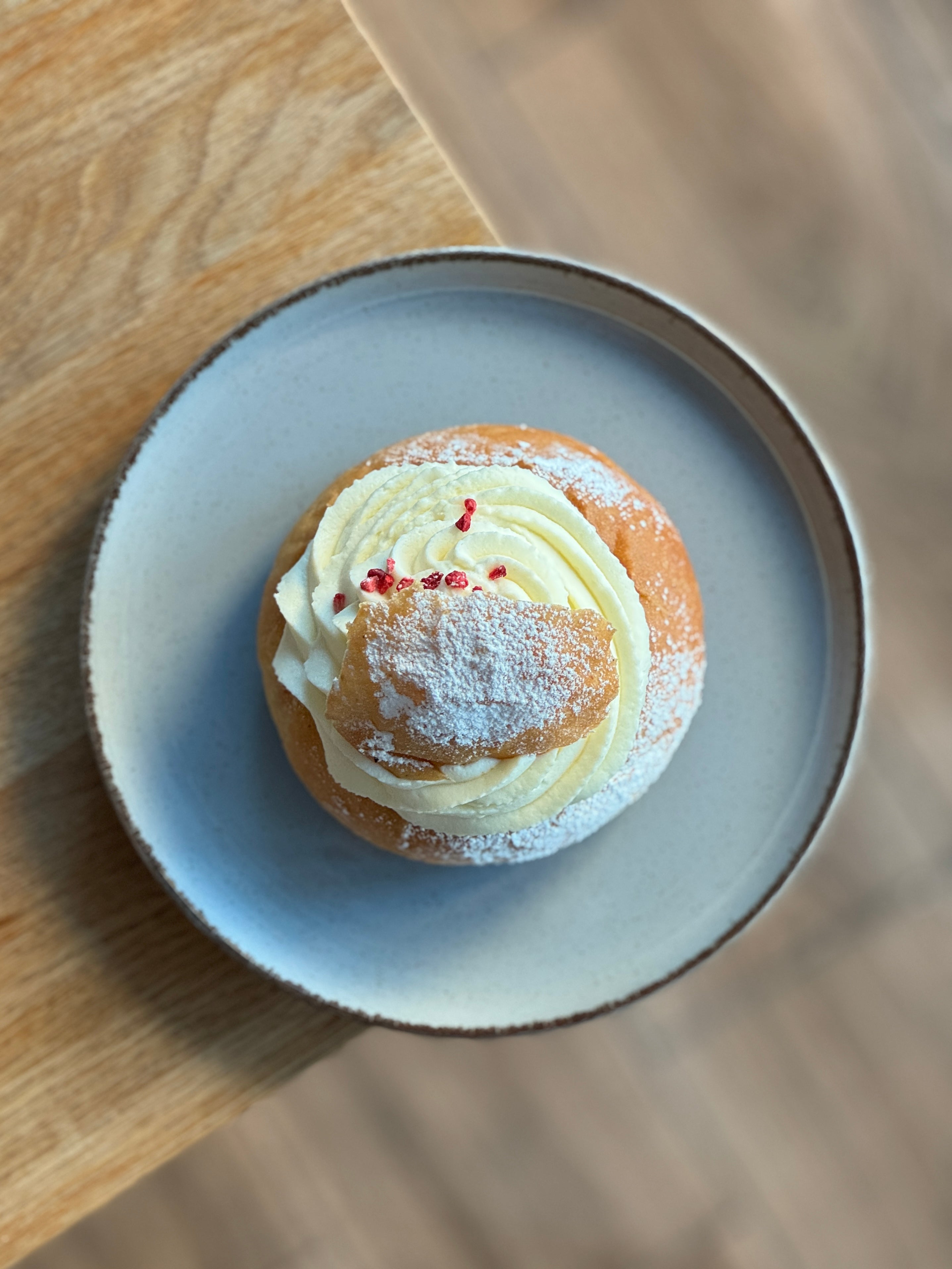 Vastlakukkel kirsimoosiga/vahukoorega